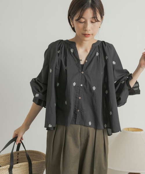 URBAN RESEARCH DOORS（アーバンリサーチドアーズ）の「ラメ刺繍ブラウス（シャツ/ブラウス・レディース・ホワイト/チャコールグレー・MEDIUM）」の15枚目の写真
