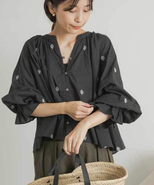 URBAN RESEARCH DOORS（アーバンリサーチドアーズ）の「ラメ刺繍ブラウス（シャツ/ブラウス・レディース・ホワイト/チャコールグレー・MEDIUM）」の18枚目の写真