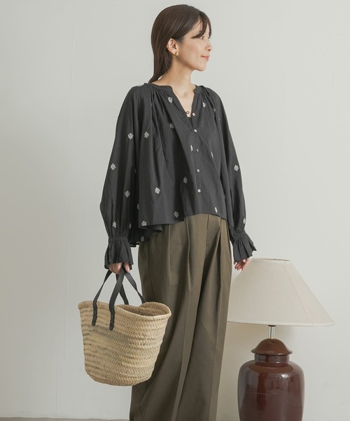 URBAN RESEARCH DOORS（アーバンリサーチドアーズ）の「ラメ刺繍ブラウス（シャツ/ブラウス・レディース・ホワイト/チャコールグレー・MEDIUM）」の20枚目の写真