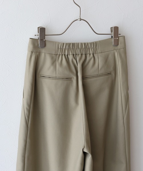J by blue(ジェイバイブルー)の「ピンタックストレートスラックス(スラックス・レディース・モカ/ブラック/チャコールグレー・SMALL/MEDIUM/LARGE)」の16枚目の写真