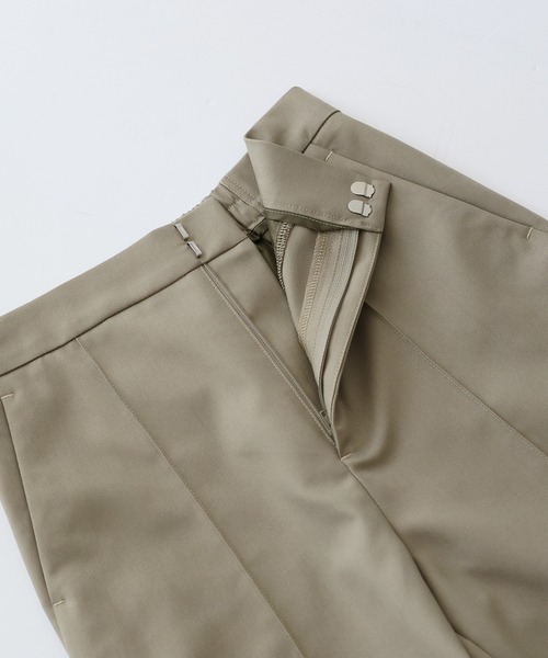 J by blue(ジェイバイブルー)の「ピンタックストレートスラックス(スラックス・レディース・モカ/ブラック/チャコールグレー・SMALL/MEDIUM/LARGE)」の18枚目の写真