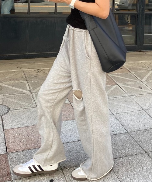 ISOOK（アイスー）の「カットオフスウェットパンツ(chiica select) / ダメージスウェット ワイドパンツ ダメージパンツ（スウェットパンツ・レディース・グレー・FREE）」の3枚目の写真