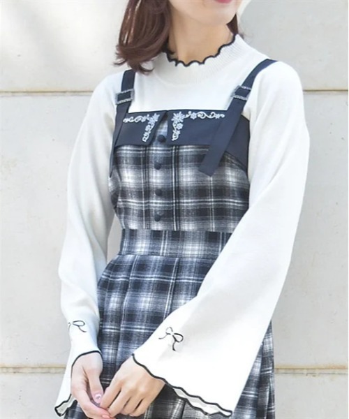 axes femme(アクシーズファム)の「リボン刺繍配色フレア袖ニット(ニット/セーター・レディース・ブラック/ホワイト/ラベンダー・FREE)」の2枚目の写真