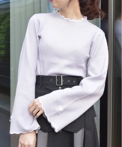 axes femme(アクシーズファム)の「リボン刺繍配色フレア袖ニット(ニット/セーター・レディース・ブラック/ホワイト/ラベンダー・FREE)」の4枚目の写真