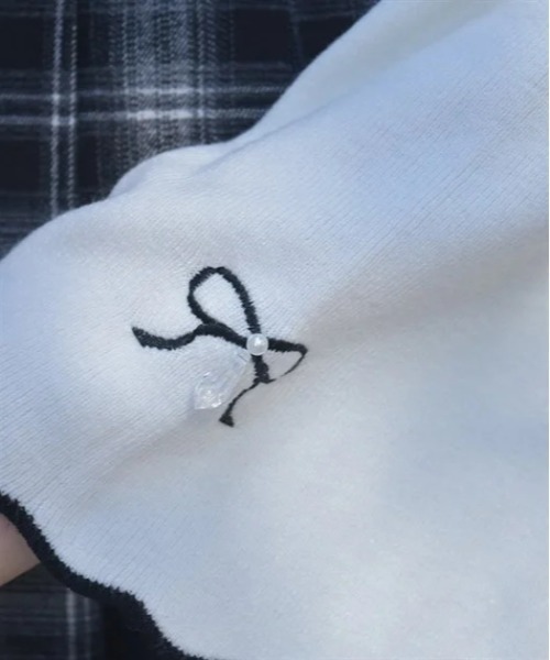 axes femme(アクシーズファム)の「リボン刺繍配色フレア袖ニット(ニット/セーター・レディース・ブラック/ホワイト/ラベンダー・FREE)」の8枚目の写真