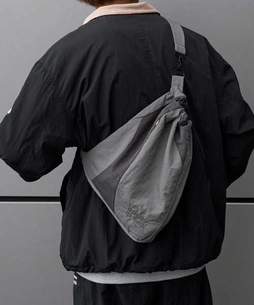 kutir(クティール)の「ASSORT BY COLOR SHOULDER BAG/アソートバイカラーショルダーバッグ(ショルダーバッグ・メンズ・チャコールグレー/ライトグレー/ブラック/ネイビー・FREE)」の5枚目の写真