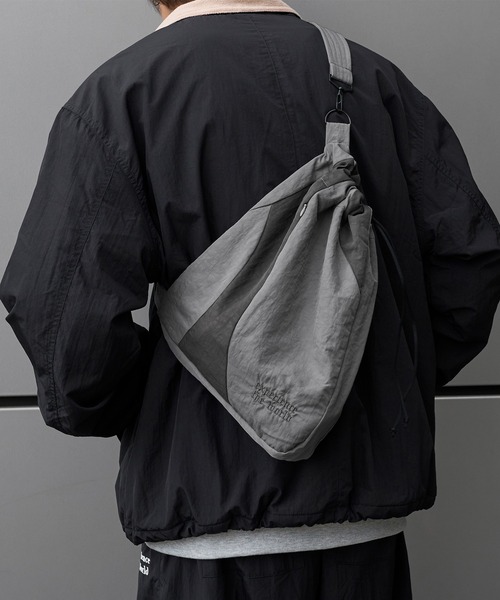 kutir(クティール)の「ASSORT BY COLOR SHOULDER BAG/アソートバイカラーショルダーバッグ(ショルダーバッグ・メンズ・チャコールグレー/ライトグレー/ブラック/ネイビー・FREE)」の6枚目の写真