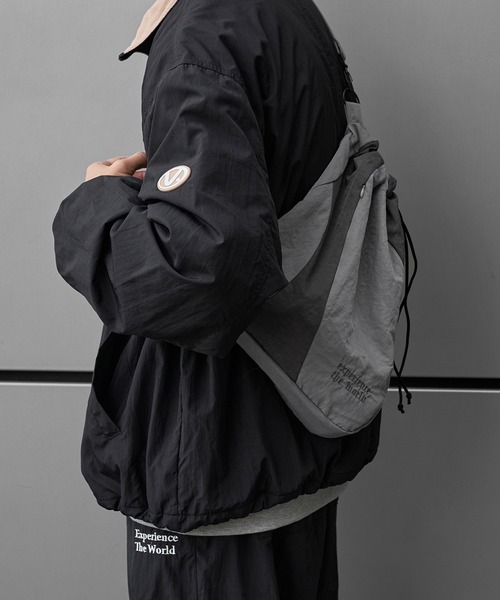 kutir(クティール)の「ASSORT BY COLOR SHOULDER BAG/アソートバイカラーショルダーバッグ(ショルダーバッグ・メンズ・チャコールグレー/ライトグレー/ブラック/ネイビー・FREE)」の7枚目の写真