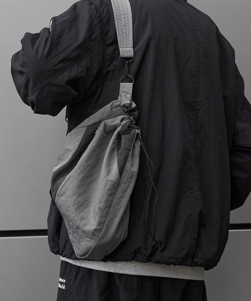 kutir(クティール)の「ASSORT BY COLOR SHOULDER BAG/アソートバイカラーショルダーバッグ(ショルダーバッグ・メンズ・チャコールグレー/ライトグレー/ブラック/ネイビー・FREE)」の8枚目の写真
