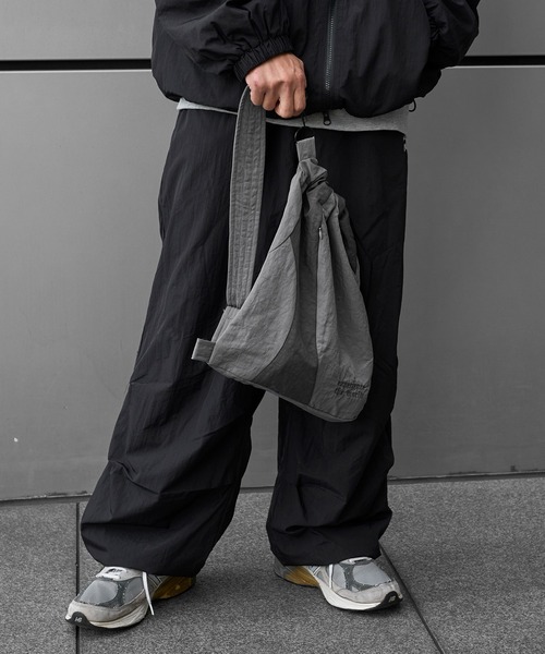 kutir(クティール)の「ASSORT BY COLOR SHOULDER BAG/アソートバイカラーショルダーバッグ(ショルダーバッグ・メンズ・チャコールグレー/ライトグレー/ブラック/ネイビー・FREE)」の10枚目の写真