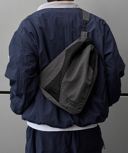kutir(クティール)の「ASSORT BY COLOR SHOULDER BAG/アソートバイカラーショルダーバッグ(ショルダーバッグ・メンズ・チャコールグレー/ライトグレー/ブラック/ネイビー・FREE)」の12枚目の写真