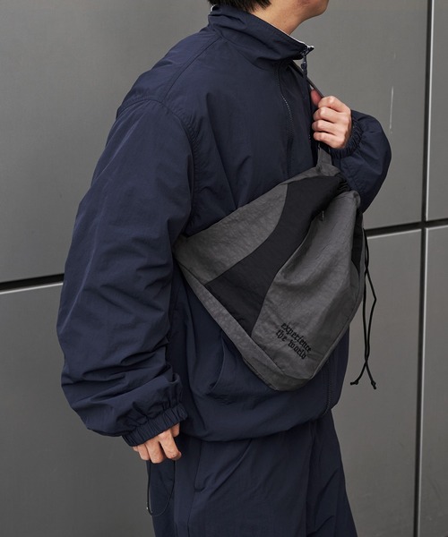 kutir(クティール)の「ASSORT BY COLOR SHOULDER BAG/アソートバイカラーショルダーバッグ(ショルダーバッグ・メンズ・チャコールグレー/ライトグレー/ブラック/ネイビー・FREE)」の16枚目の写真