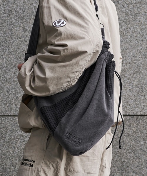 kutir(クティール)の「ASSORT BY COLOR SHOULDER BAG/アソートバイカラーショルダーバッグ(ショルダーバッグ・メンズ・チャコールグレー/ライトグレー/ブラック/ネイビー・FREE)」の19枚目の写真