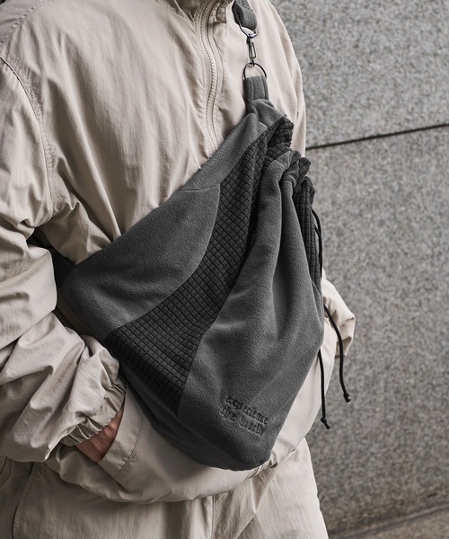kutir(クティール)の「ASSORT BY COLOR SHOULDER BAG/アソートバイカラーショルダーバッグ(ショルダーバッグ・メンズ・チャコールグレー/ライトグレー/ブラック/ネイビー・FREE)」の20枚目の写真