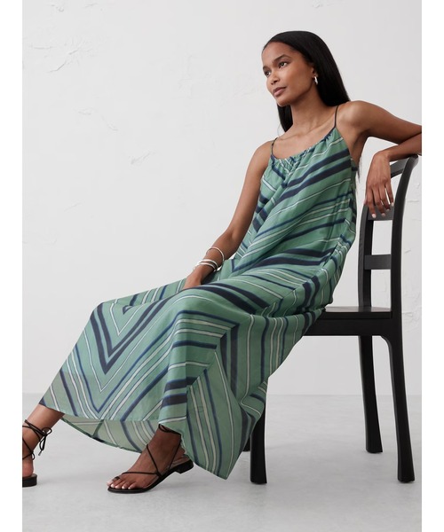 Banana Republic ☆ ラッフル マキシ ワンピース カジュアル 自然と調和する、リゾート感あふれるフラワー柄ワンピース の
