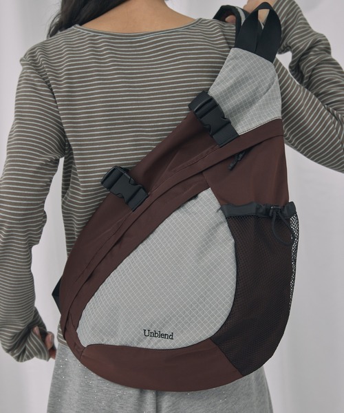 Unblend(アンブレンド)の「【Unblend】異素材切り替え ワンショルダーボディバッグ(ボディバッグ/ウエストポーチ・レディース・グレー系/オレンジ系/ブラック系1/ブラック系/ネイビー系/ブラウン系・FREE)」の4枚目の写真