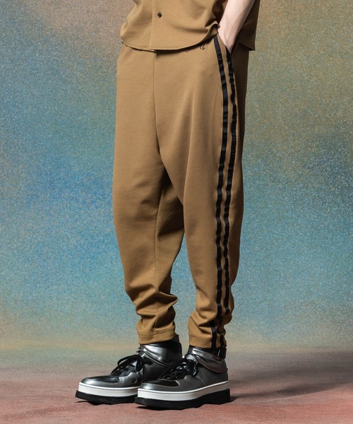 glamb(グラム)の「Line Tape Track Pants / ラインテープトラックパンツ(その他パンツ・メンズ・ベージュ/ブラック/ブルー・S/M/L)」の3枚目の写真