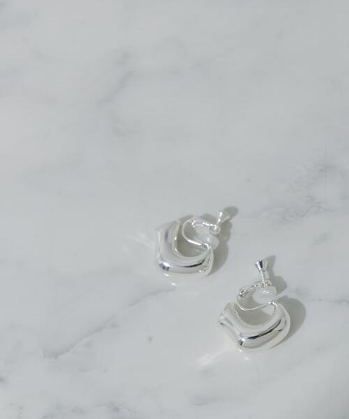 SMELLY（スメリー）の「ニュアンスカーブプックリイヤリング（イヤリング・レディース・シルバー・-）」の2枚目の写真