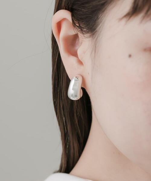 SMELLY（スメリー）の「ニュアンスカーブプックリイヤリング（イヤリング・レディース・シルバー・-）」の4枚目の写真