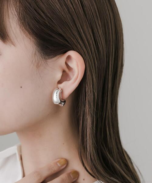 SMELLY（スメリー）の「ニュアンスカーブプックリイヤリング（イヤリング・レディース・シルバー・-）」の6枚目の写真