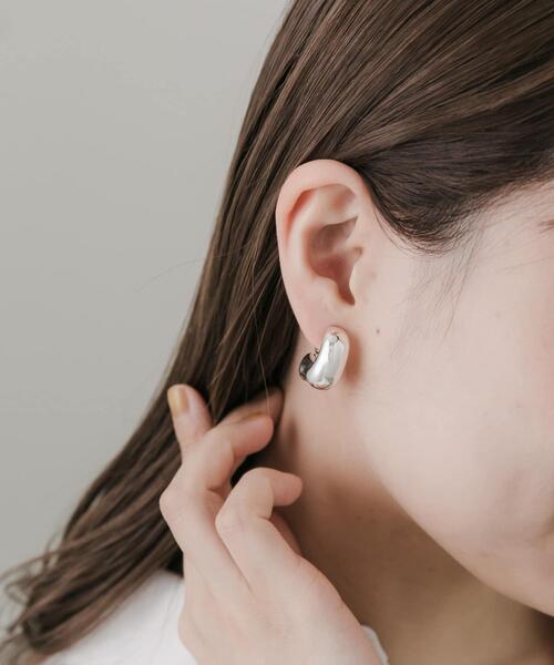 SMELLY（スメリー）の「ニュアンスカーブプックリイヤリング（イヤリング・レディース・シルバー・-）」の7枚目の写真