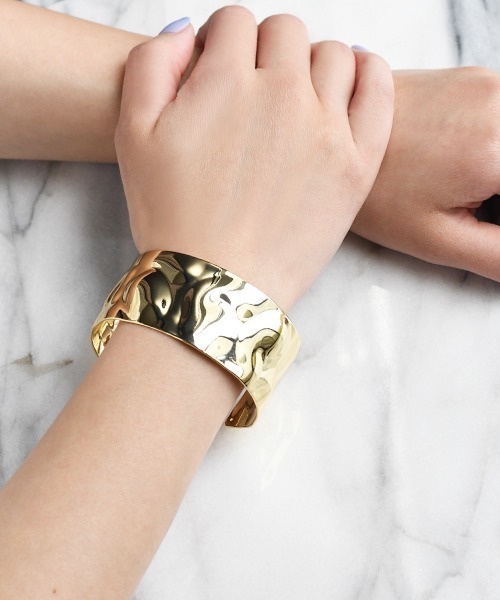 Fun & Daily（ファンアンドデイリー）の「F&D : レトロワイドバングル（バングル/リストバンド・レディース・シルバー/ゴールド・FREE）」の5枚目の写真