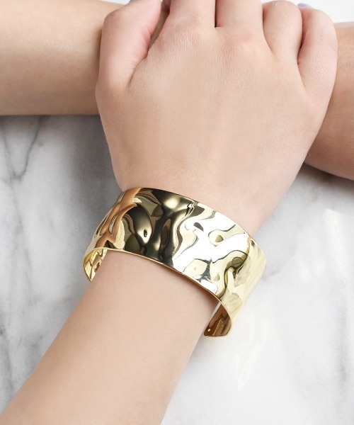 Fun & Daily（ファンアンドデイリー）の「F&D : レトロワイドバングル（バングル/リストバンド・レディース・シルバー/ゴールド・FREE）」の4枚目の写真