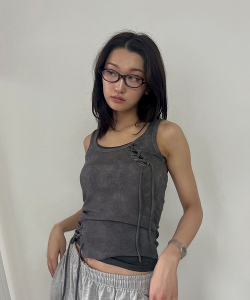 FOLLOWIN（フォロウィン）の「[2025SS]編み上げレイヤードヴィンテージタンクトップ（キャミソール・レディース・ベージュ/チャコール・FREE）」の6枚目の写真
