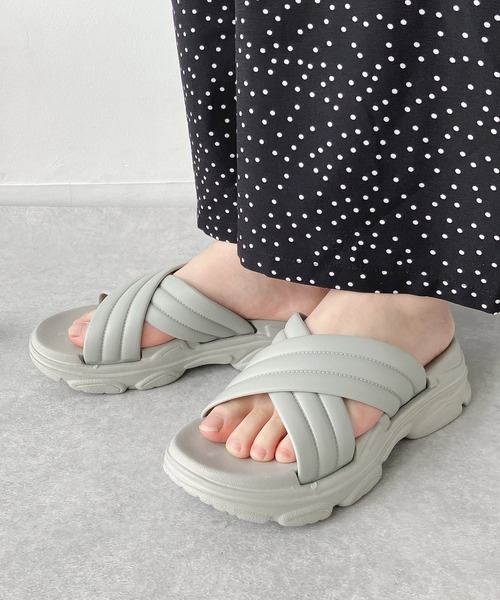 AS KNOW AS plus(アズノゥアズプラス)の「EVAクロスサンダル(サンダル・レディース・ホワイト/ブラック/グレー・M/L)」の3枚目の写真