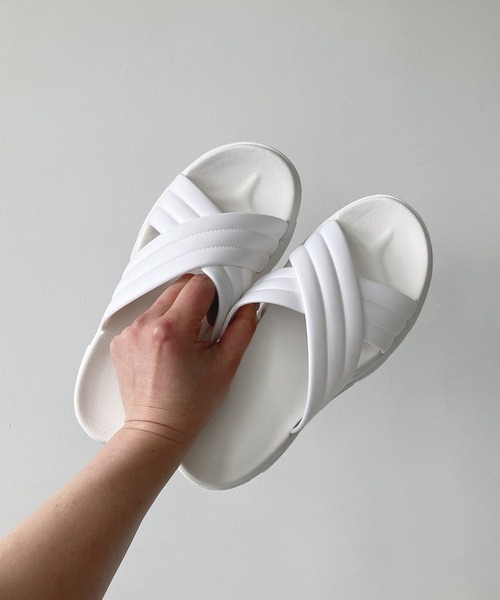 AS KNOW AS plus(アズノゥアズプラス)の「EVAクロスサンダル(サンダル・レディース・ホワイト/ブラック/グレー・M/L)」の2枚目の写真