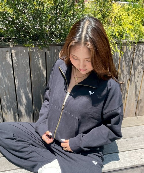 ROXY(ロキシー)の「BETWEEN NIGHT AND DA /ロキシーショート丈ジップアップスウェット(スウェット・レディース・ベージュ/グレー/ブラック・LARGE/MEDIUM)」の2枚目の写真
