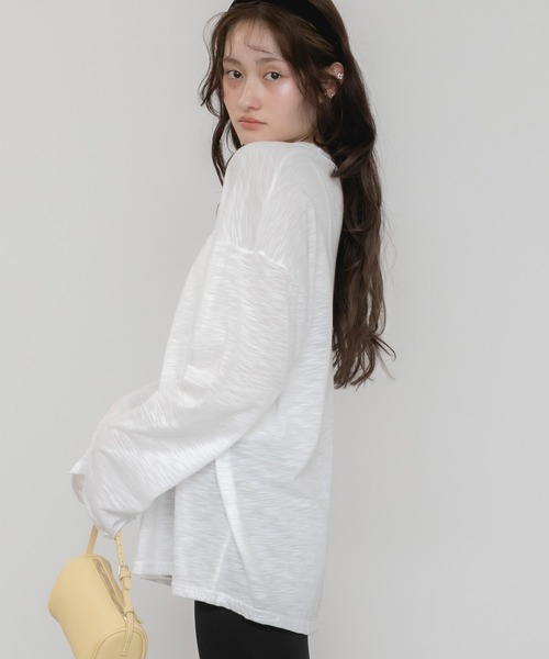 HEILIS（ヘイリス）の「オーバーサイズシアールーズカットソー/Tシャツ 長袖 春服 夏服 シアー ルーズ 透け感 韓国 ブラック ホワイト グリーン ミント ノームコア カジュアル シティガール 冷房対策 日焼け対策（Tシャツ/カットソー・レディース・オフホワイト/ブラック/グリーン・FREE）」の8枚目の写真
