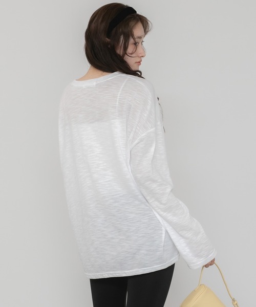 HEILIS（ヘイリス）の「オーバーサイズシアールーズカットソー/Tシャツ 長袖 春服 夏服 シアー ルーズ 透け感 韓国 ブラック ホワイト グリーン ミント ノームコア カジュアル シティガール 冷房対策 日焼け対策（Tシャツ/カットソー・レディース・オフホワイト/ブラック/グリーン・FREE）」の9枚目の写真