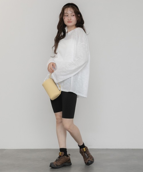 HEILIS（ヘイリス）の「オーバーサイズシアールーズカットソー/Tシャツ 長袖 春服 夏服 シアー ルーズ 透け感 韓国 ブラック ホワイト グリーン ミント ノームコア カジュアル シティガール 冷房対策 日焼け対策（Tシャツ/カットソー・レディース・オフホワイト/ブラック/グリーン・FREE）」の11枚目の写真
