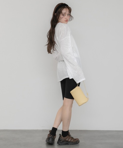 HEILIS（ヘイリス）の「オーバーサイズシアールーズカットソー/Tシャツ 長袖 春服 夏服 シアー ルーズ 透け感 韓国 ブラック ホワイト グリーン ミント ノームコア カジュアル シティガール 冷房対策 日焼け対策（Tシャツ/カットソー・レディース・オフホワイト/ブラック/グリーン・FREE）」の13枚目の写真