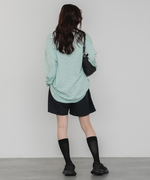 HEILIS（ヘイリス）の「オーバーサイズシアールーズカットソー/Tシャツ 長袖 春服 夏服 シアー ルーズ 透け感 韓国 ブラック ホワイト グリーン ミント ノームコア カジュアル シティガール 冷房対策 日焼け対策（Tシャツ/カットソー・レディース・オフホワイト/ブラック/グリーン・FREE）」の4枚目の写真