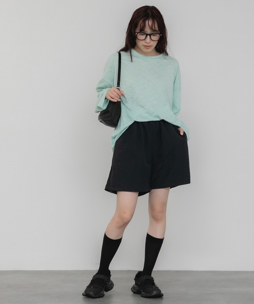 HEILIS（ヘイリス）の「オーバーサイズシアールーズカットソー/Tシャツ 長袖 春服 夏服 シアー ルーズ 透け感 韓国 ブラック ホワイト グリーン ミント ノームコア カジュアル シティガール 冷房対策 日焼け対策（Tシャツ/カットソー・レディース・オフホワイト/ブラック/グリーン・FREE）」の5枚目の写真