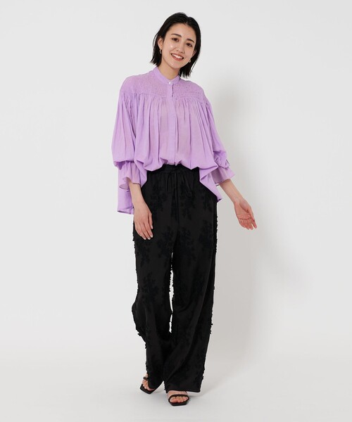 BEAUTY&YOUTH UNITED ARROWS(ビューティーアンドユースユナイテッドアローズ)の「【WEB限定】コットンレーヨン シャーリングブラウスⅡ -ウォッシャブル-(シャツ/ブラウス・レディース・ライラック/ブラック/ホワイト/ライトブルー・FREE)」の6枚目の写真