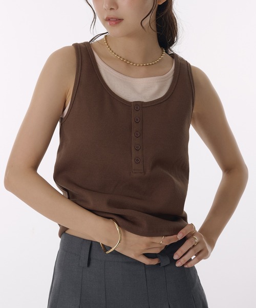 MUHET（ミュエータ）の「layered like tank top with built-in cups / カップ付きレイヤード風タンクトップ（タンクトップ・レディース・ネイビー/ブラック/杢グレー/ライトブルー/ブラウン/レッド・FREE）」の4枚目の写真
