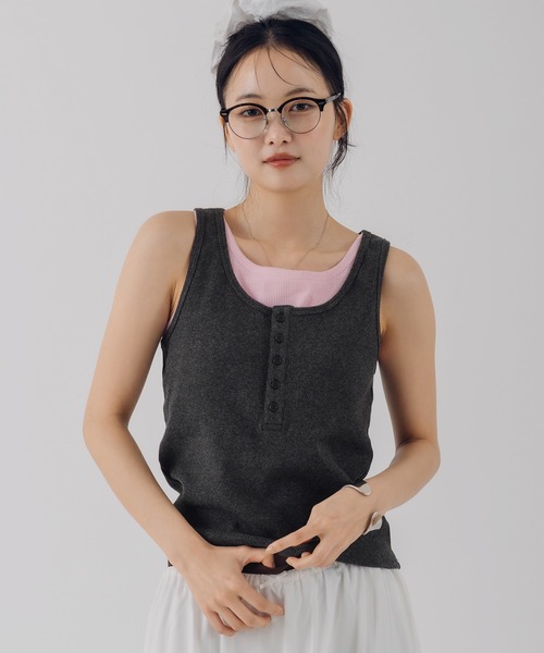 MUHET(ミュエータ)の「layered like tank top with built-in cups / カップ付きレイヤード風タンクトップ(タンクトップ・レディース・ネイビー/ブラック/杢グレー/ライトブルー/ブラウン/レッド/ピンク/グレー/カーキ/ピンク系その他・FREE)」の2枚目の写真