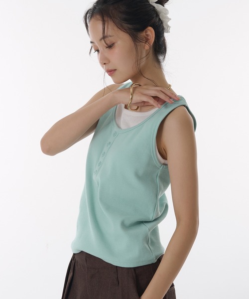 MUHET（ミュエータ）の「layered like tank top with built-in cups / カップ付きレイヤード風タンクトップ（タンクトップ・レディース・ネイビー/ブラック/杢グレー/ライトブルー/ブラウン/レッド・FREE）」の5枚目の写真