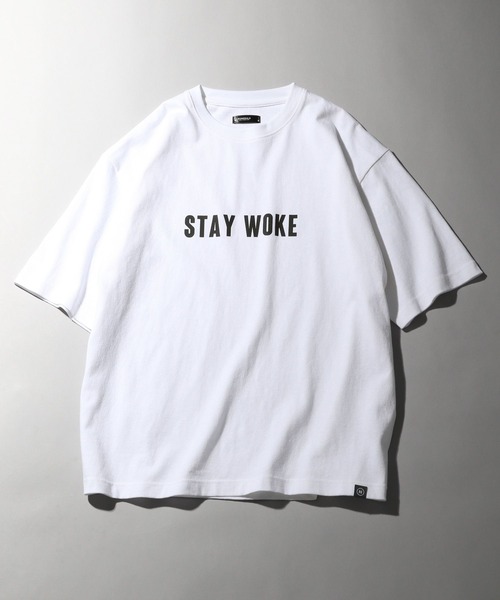 NUMERALS(ヌメラルズ)の「【NUMERALS】メッセージロゴTEE(Tシャツ/カットソー・メンズ・カーキ/ブラック/オフホワイト・MEDIUM/LARGE)」の1枚目の写真