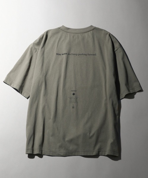 NUMERALS(ヌメラルズ)の「【NUMERALS】メッセージロゴTEE(Tシャツ/カットソー・メンズ・カーキ/ブラック/オフホワイト・MEDIUM/LARGE)」の6枚目の写真