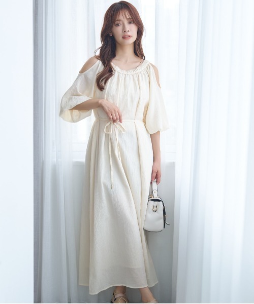 mysty woman（ミスティウーマン）の「【WEB限定】オープンショルダーワンピース　588356（ワンピース・レディース・ブラック/オフホワイト/ブラウン・FREE）」の2枚目の写真