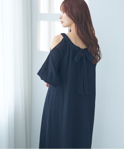 mysty woman（ミスティウーマン）の「【WEB限定】オープンショルダーワンピース　588356（ワンピース・レディース・ブラック/オフホワイト/ブラウン・FREE）」の8枚目の写真