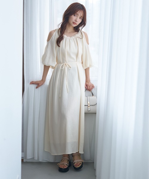 mysty woman（ミスティウーマン）の「【WEB限定】オープンショルダーワンピース　588356（ワンピース・レディース・ブラック/オフホワイト/ブラウン・FREE）」の4枚目の写真