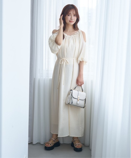 mysty woman（ミスティウーマン）の「【WEB限定】オープンショルダーワンピース　588356（ワンピース・レディース・ブラック/オフホワイト/ブラウン・FREE）」の5枚目の写真