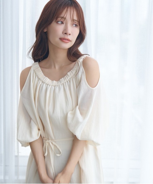 mysty woman（ミスティウーマン）の「【WEB限定】オープンショルダーワンピース　588356（ワンピース・レディース・ブラック/オフホワイト/ブラウン・FREE）」の6枚目の写真