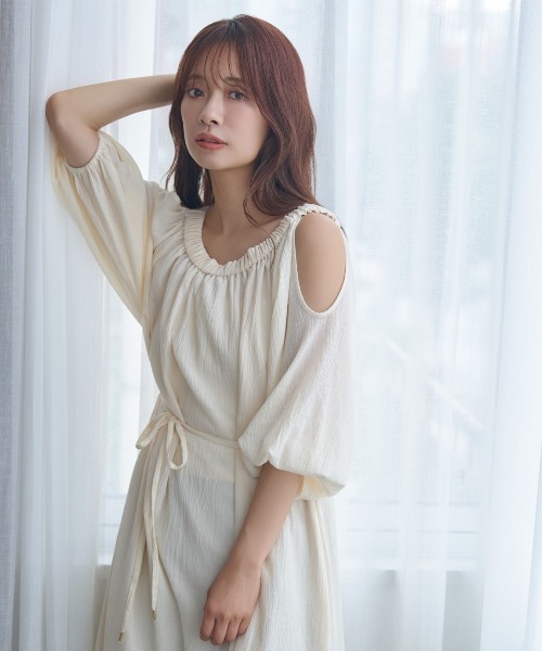 mysty woman（ミスティウーマン）の「【WEB限定】オープンショルダーワンピース　588356（ワンピース・レディース・ブラック/オフホワイト/ブラウン・FREE）」の7枚目の写真
