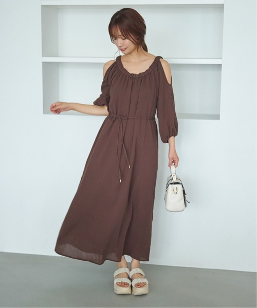 mysty woman（ミスティウーマン）の「【WEB限定】オープンショルダーワンピース　588356（ワンピース・レディース・ブラック/オフホワイト/ブラウン・FREE）」の13枚目の写真